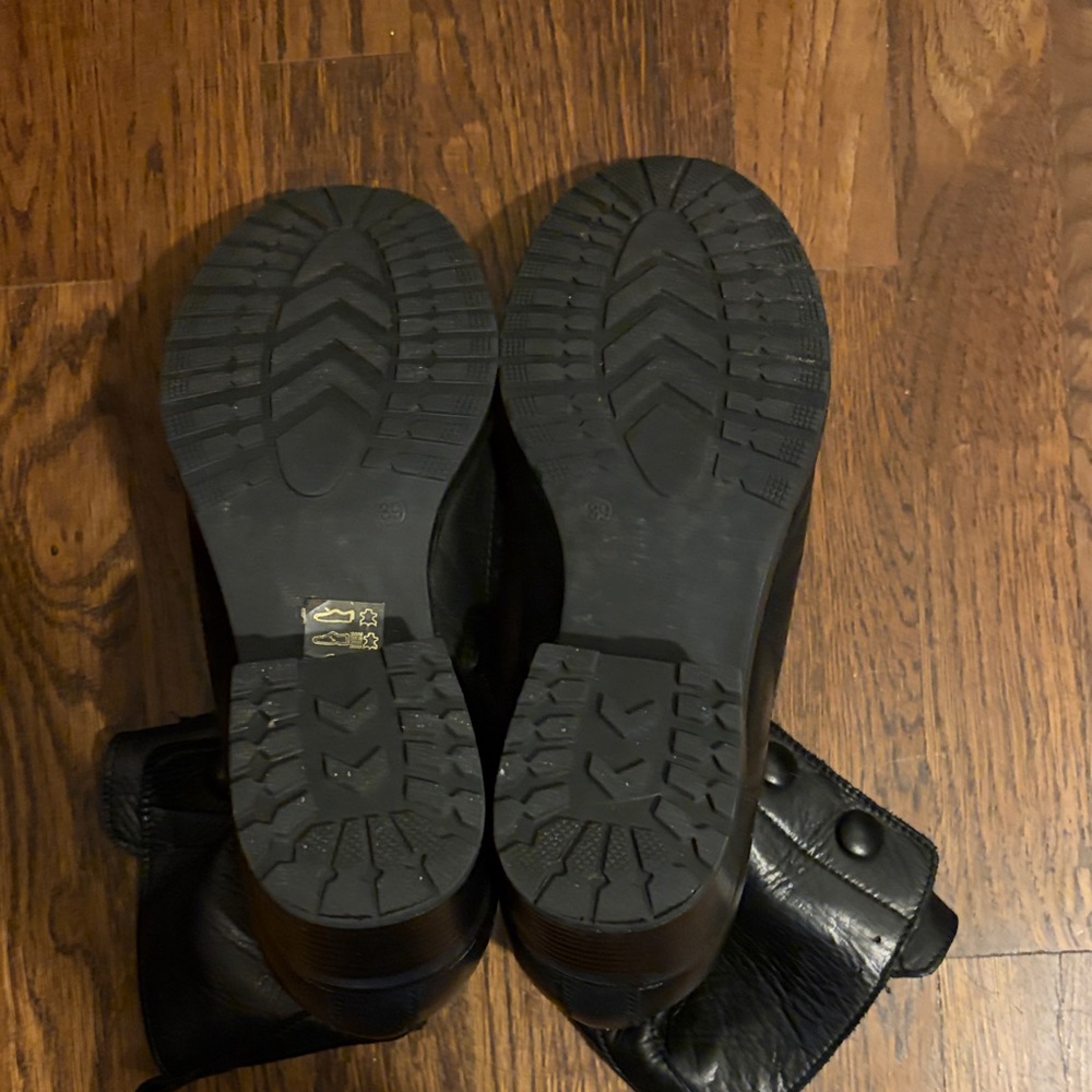 Miz Mooz Black Leather Jozie Ankle Boots with button detail, size 39 (us 8.5) - Picture 5 of 12